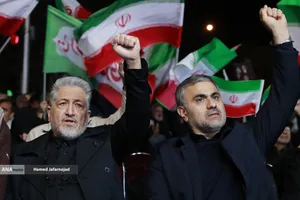 مراسم وداع با شهدای ناوشکن دنا و حمایت از نیروهای مسلح با حضور دکتر بیژن رنجبر و دانشگاهیان دانشگاه آزاد اسلامی استان تهران و اقشار مختلف مردم - میدان فردوسی تهران