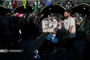 پیاده روی زائرین اربعین حسینی به یاد رهبر شهید انقلاب