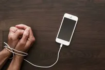 «نوموفوبيا».. عندما يتحول الهاتف إلى امتداد للذات