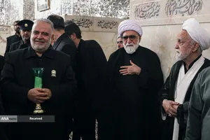 مراسم طواف پیکر رهبر شهید انقلاب بر گرد ضریح مطهر امام رضا(ع)