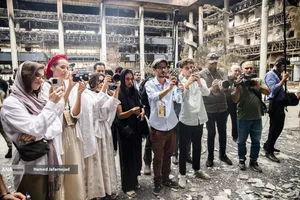 بازدید خبرنگاران خارجی از آثار به&zwnj;جامانده از حمله موشکی رژیم صهیونیستی به ساختمان شیشه ای صدا و سیما که در تاریخ ۲۴ تیرماه صورت گرفت