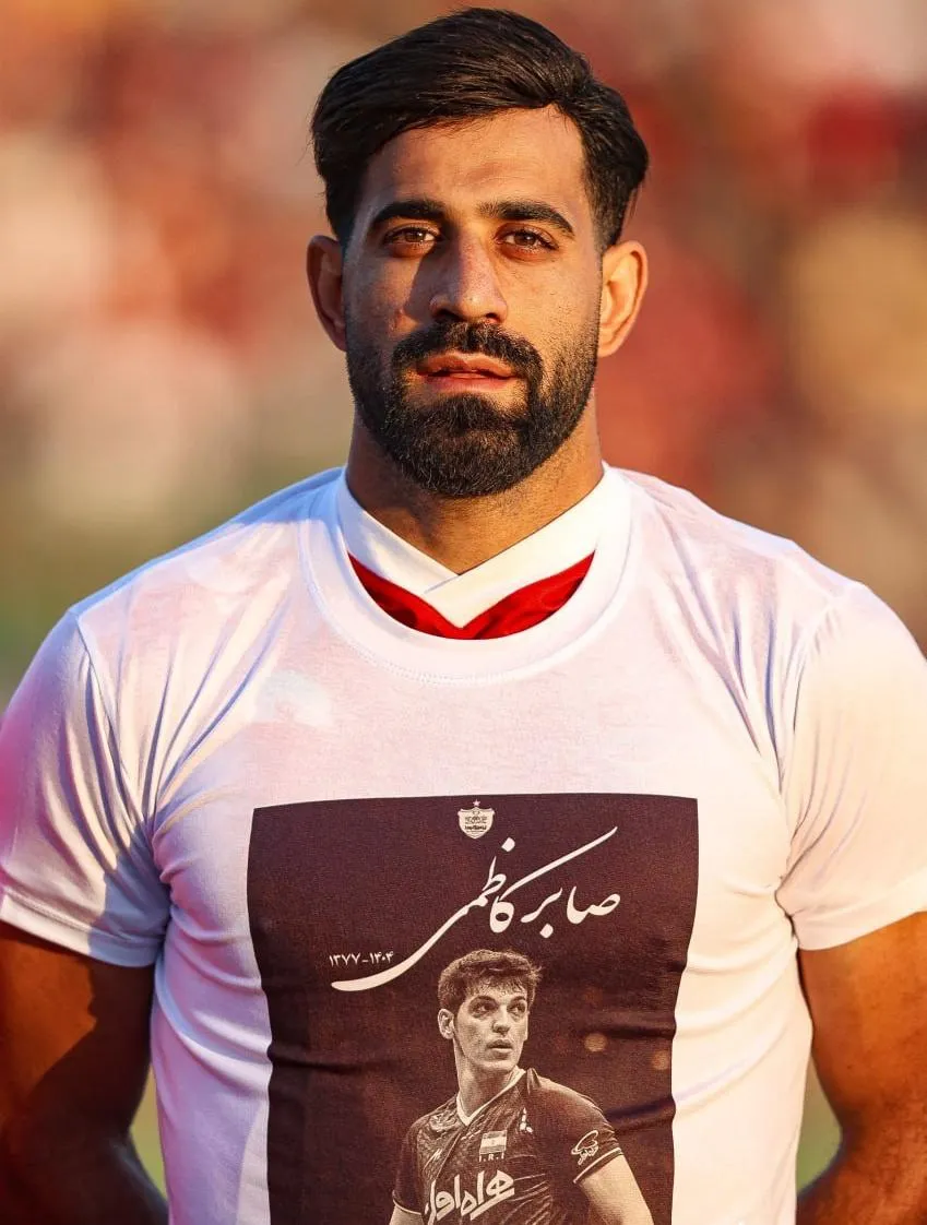 محمدحسین کنعانی‌زادگان پیراهن پرسپولیس منقش به عکس مرحوم صابر کاظمی
