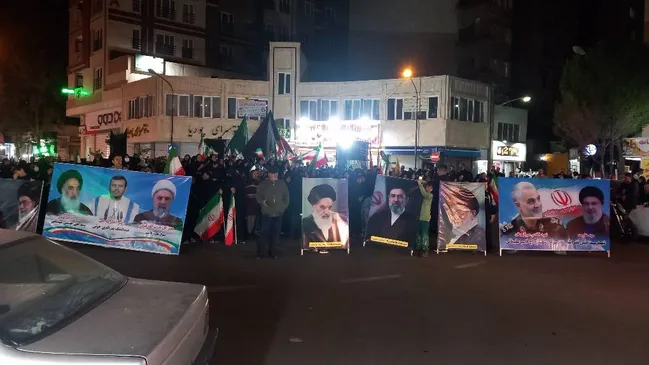 شکوه حضور حماسی مردم در شب اربعین شهادت رهبر معظم انقلاب + فیلم