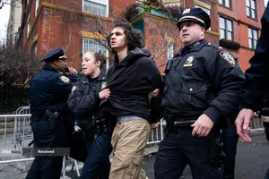 بحران جهانی - اف&zwnj;بی&zwnj;آی پس از آنکه دو مرد در نیویورک به جرم روشن کردن بمب متهم شدند، بقایای مواد منفجره را در انبار پیدا کرد