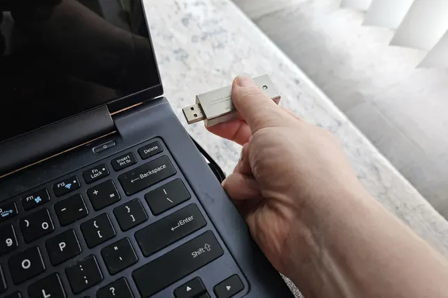 راهنمای کامل فرمت کردن فلش‌درایو USB در ویندوز و دلایل نیاز به آن