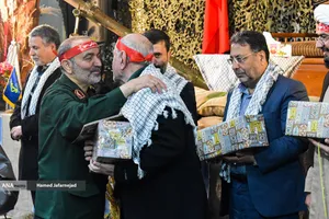 تجلیل از خانواده شهدا در مراسم بیستمین یادواره ۸۴ شهید محله نبرد تهران 