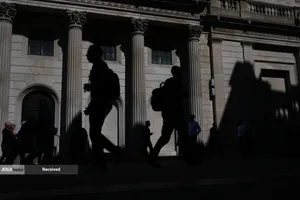 بانک انگلستان به سایر بانک_های مرکزی در توقف کاهش نرخ بهره می پیوندد، زیرا جنگ ایران اقتصاد جهانی را مختل می کند