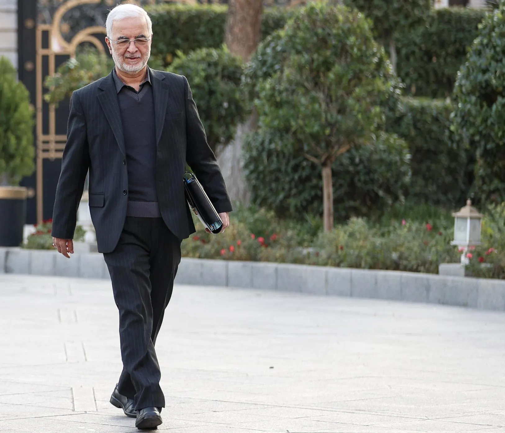 اسکندر مؤمنی
وزیر کشور دولت چهاردهم
اسکندر مومنی
وزیر کشور