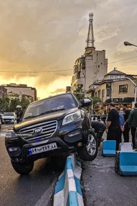 برخورد عجیب خودرو با جدول