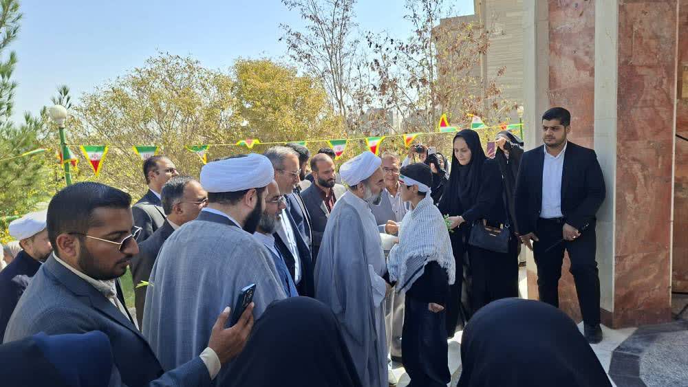 تجدیدمیثاق دانشگاهیان با آرمان‌های شهدا؛ از اجرای سرودِ «یاوران ولایت» تا ادای احترام به مقام شهدای امنیت