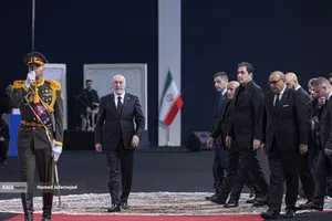 ادای احترام مقامات و مسئولان خارجی به پیکر امام شهید 