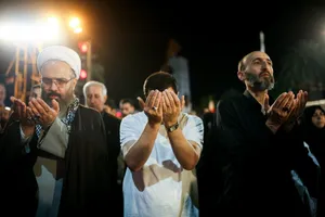  اقامه نماز استغاثه مردم گرگان در مراسم بیعت با مقام معظم رهبری و حمایت از نیروهای مسلح و رزمندگان اسلام 