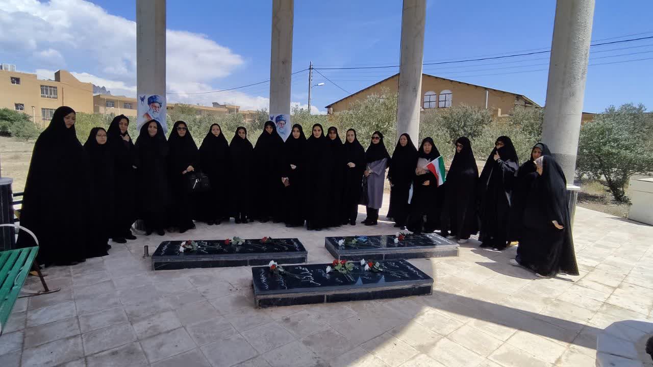 حضور خادمیاران رضوی در دانشگاه آزاد اسلامی کاشمر/عطرافشانی و گلباران مرقد شهدای گمنام