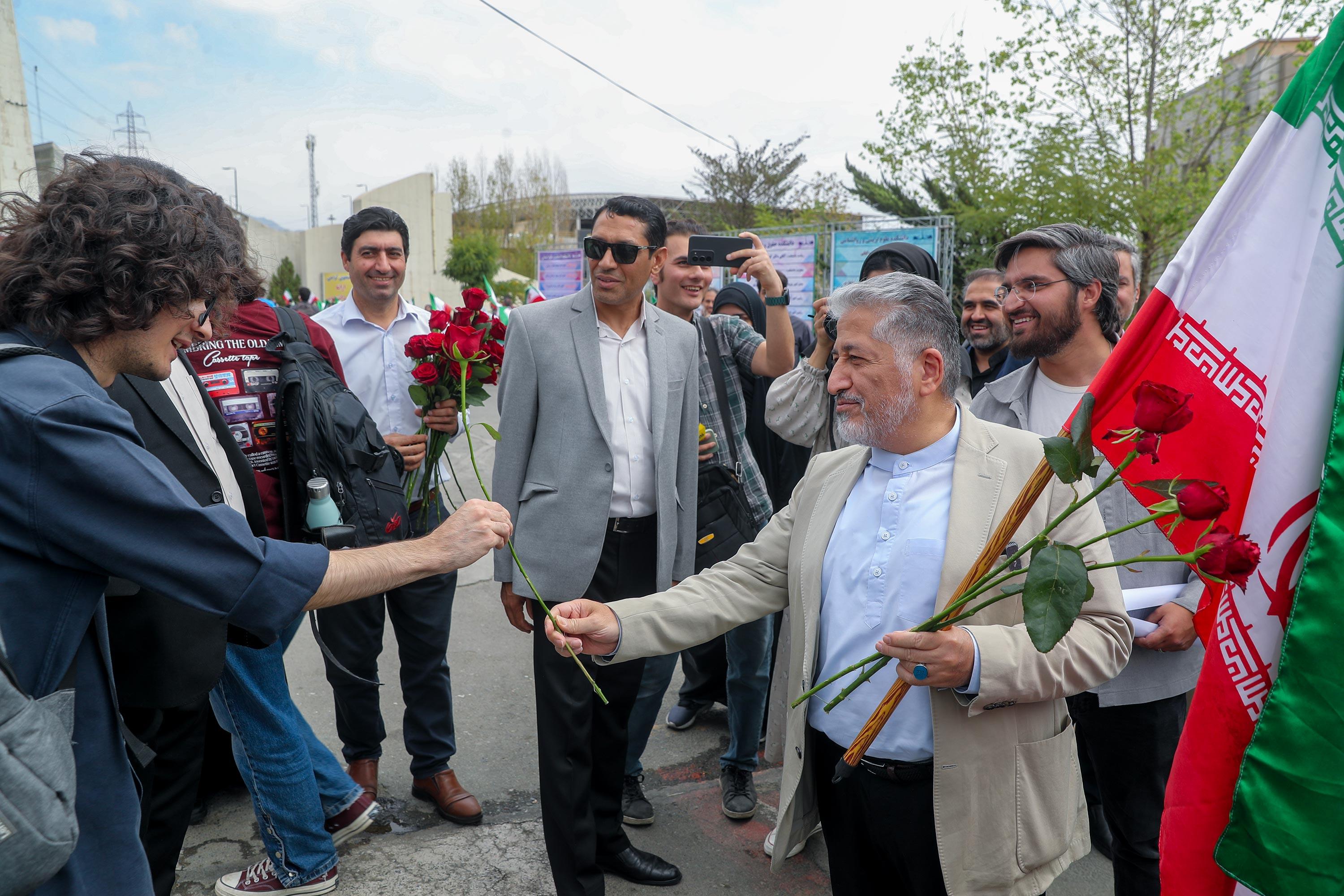 برگزاری آیین پرچم‌گردانی و آغاز سال تحصیلی در واحد علوم و تحقیقات با حضور دکتر رنجبر