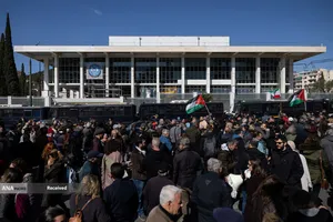 بحران جهانی - معترضان ضد جنگ پس از حملات هوایی به ایران، در آتن به سمت سفارتخانه&zwnj;های آمریکا و اسرائیل راهپیمایی کردند