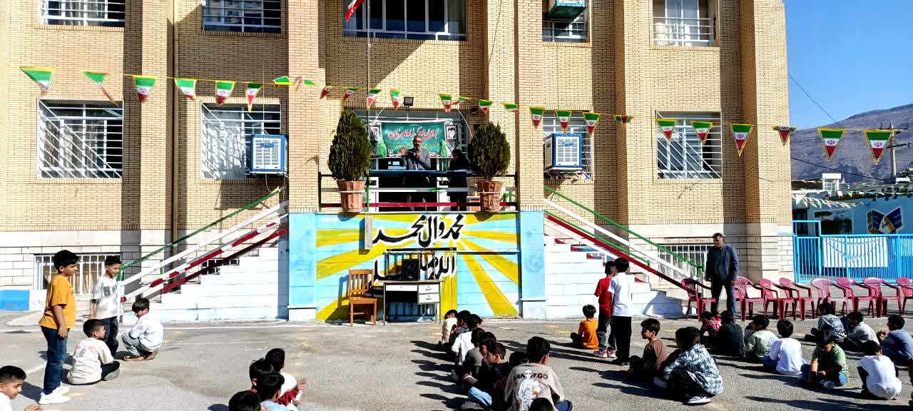 دانش‌آموزان با علم‌آموزی و الگوگیری از فرهنگ ایثار، آینده کشور را می‌سازند
