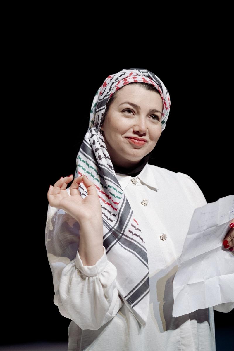 «غزه،‌ ای شادی»؛ روایت شاعر فلسطینی از جنگ و اشتیاق به زندگی روی صحنه تئاتر قاهره