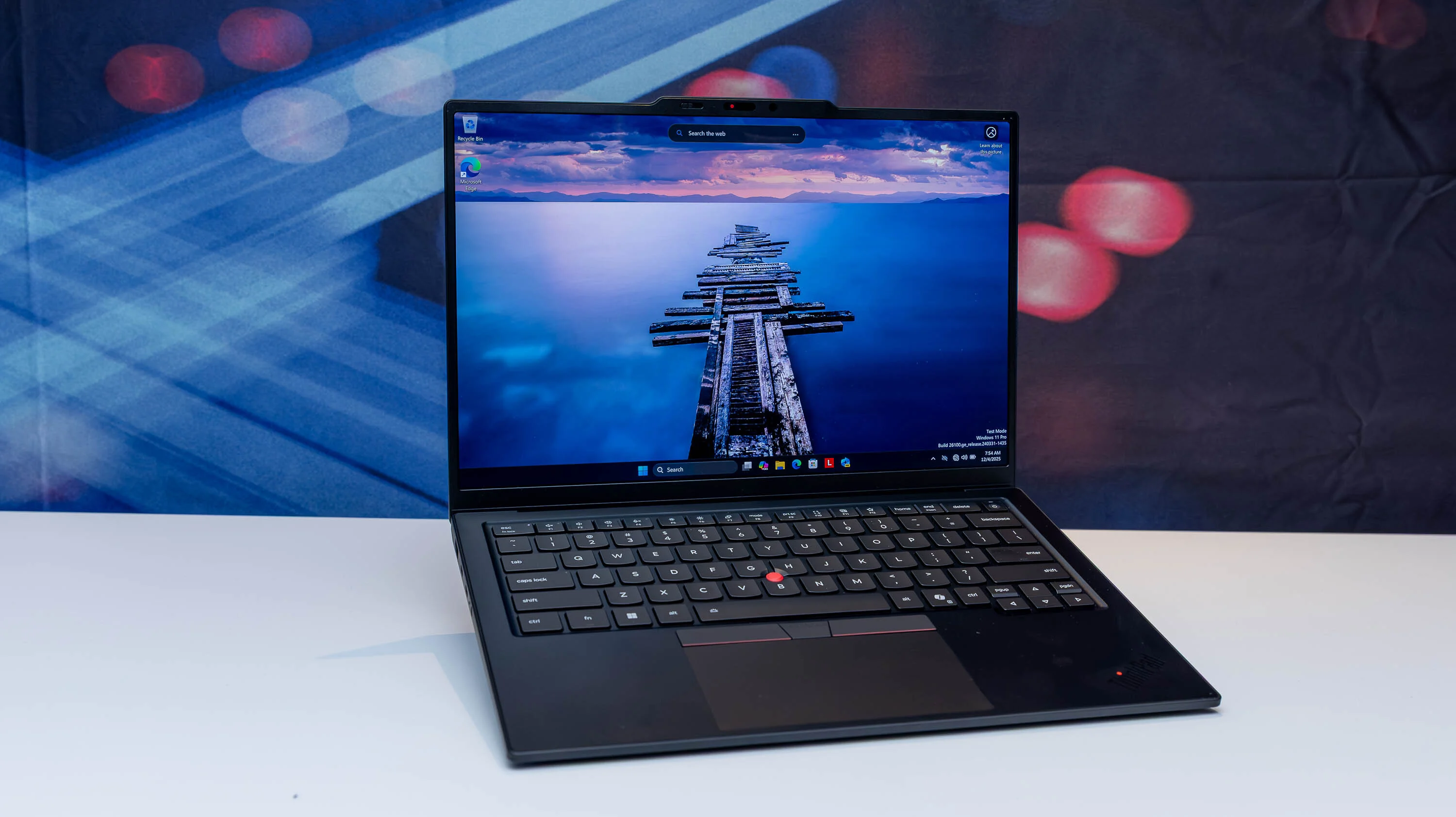 جادوی لنوو در CES ۲۰۲۶؛ لپ‌تاپی که به فرمان شما می‌چرخد