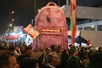 نصب المان «کوله‌پشتی صورتی» به یاد کودکان شهید میناب در نجف