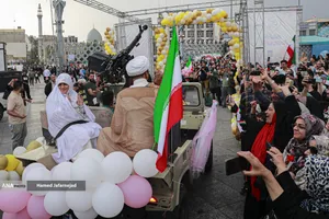 مراسم جشن عروسی زوج های جان فدا همزمان با سالروز ازدواج حضرت زهرا و حضرت علی در میدان امام حسین