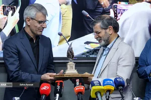 آیین اعطای نشان &laquo;سرو سیمین پارسی جان&raquo;