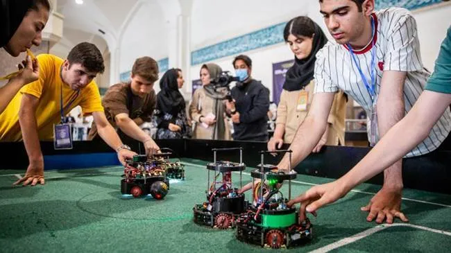 دانش‌آموزان ربات‌های فوتبالیست را پرورش می‌دهند