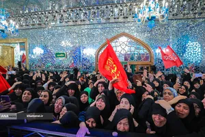 حضور مردم عزادار برای زیارت مزار مطهر رهبر شهید انقلاب در رواق دارالذکر