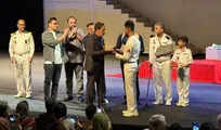 تقدیر از خانواده شهدای ناوشکن دنا در افتتاحیه نمایش «ذرات آشوب» / یاد جوانان مظلوم ناو دنا در تاریخ ایران فراموش نمی‌شود
