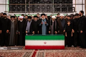  مراسم اقامه نماز بر پیکر مطهر رهبر شهید انقلاب در حرم رضوی 