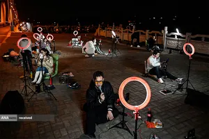 حضور خبرنگاران در یک برنامه پخش زنده روی پلی در چین