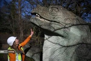بررسی یکی از مجسمه&zwnj;های دایناسورهای در معرض خطر پارک کریستال پالاس، لندن