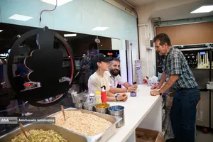 حضور مردم در رستوران ها و غذاخوری ها در شب های تهران 