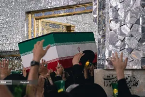 مراسم طواف پیکر رهبر شهید انقلاب بر گرد ضریح مطهر امام رضا(ع)