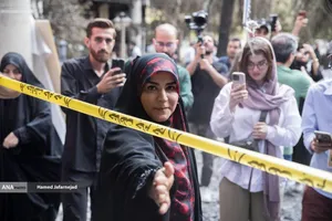 توضیحات سحر امامی مجری تلویزیون در خصوص حمله رژیم صهیونیستی به ساختمان شیشه ای صدا و سیما در بازدید خبرنگاران خارجی از آثار به&zwnj;جامانده از حمله موشکی رژیم صهیونیستی به ساختمان شیشه ای صدا و سیما که در تاریخ ۲۴ تیرماه صورت گرفت