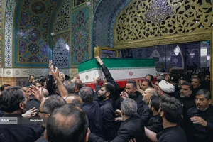 مراسم طواف پیکر رهبر شهید انقلاب بر گرد ضریح مطهر امام رضا(ع)