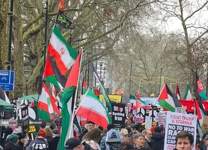 تظاهرات ساکنان لندن در حمایت از جمهوری اسلامی ایران و محکوم کردن حملات صهیونی - آمریکایی به خاک ایران