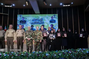 اعطای نشان فداکاری به خانواده&zwnj;های پنج شهید ارتش توسط سرلشکر سیدعبدالرحیم موسوی فرمانده کل ارتش 