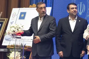 محمدجعفر قائم پناه معاون امور اجرایی رئیس جمهور و ابوالفضل نجارزاده مدیرعامل بانک ملی ایران در آیین رونمایی از خدمات و محصولات دیجیتال بانک ملی 