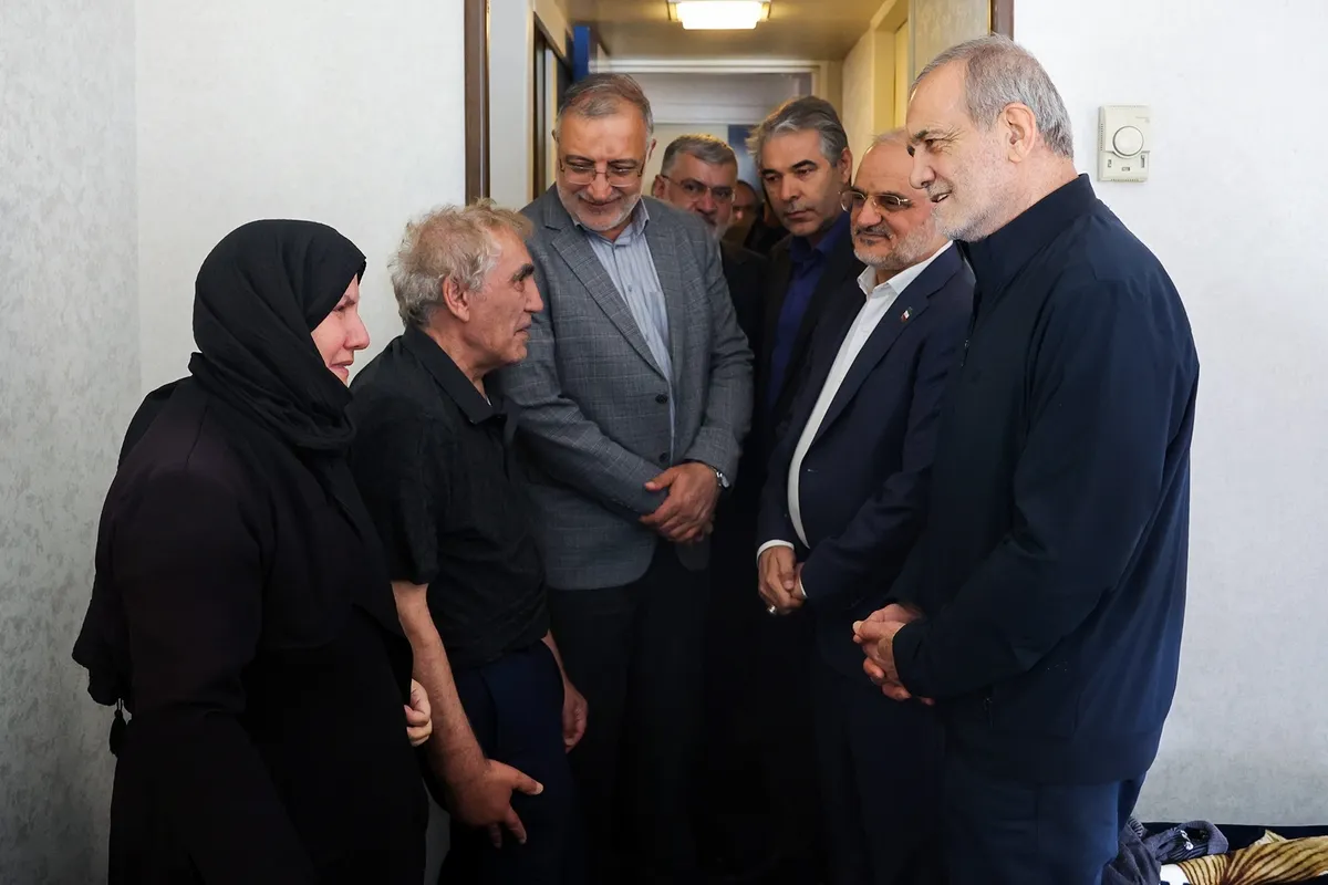 دیدار پزشکیان با برخی خانواده‌های آسیب‌دیده از جنگ تحمیلی رژیم صهیونیستی