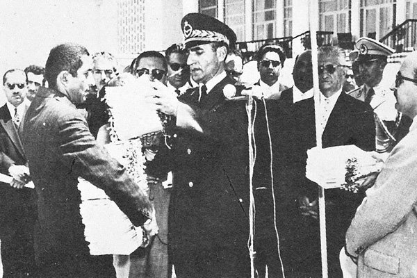 توسعه به سبک شاه خودکامه! / اصلاحات وابسته و فاسد چگونه پهلوی را به باد داد؟