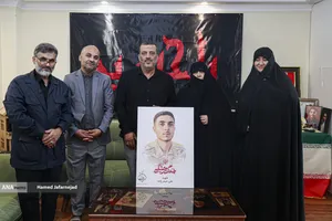 دیدار طهورا نوروزی مدیرعامل بنیاد عفاف و حجاب و حسن فارسی جوکار مدیر گروه رسانه دانشگاه انقلاب اسلامی با خانواده نخبه شهید علی حیدرزاده