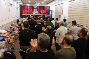پیاده روی زائرین اربعین حسینی به یاد رهبر شهید انقلاب
