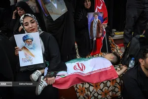 تشییع پیکر مطهر آقای شهید ایران و خانواده ایشان -۱
