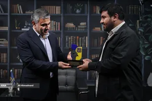 علیرضا فیروزفر رئیس دانشگاه آزاد اسلامی استان تهران و محمدمهدی خیرجو مدیرعامل خبرگزاری آنا