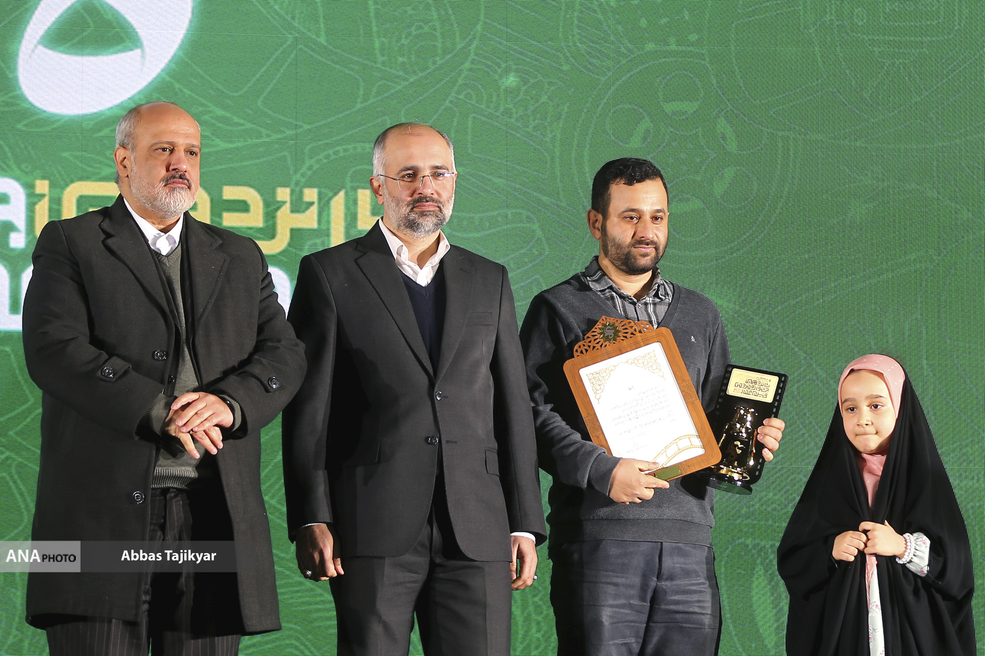 تقدیر از علیرضا دبیر در افتتاحیه شانزدهمین جشنواره فیلم عمار