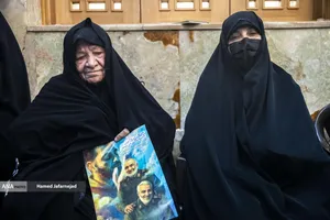 سمت راست: همسر شهید سلامی در کنار مزار شهید سپهبد سلامی 