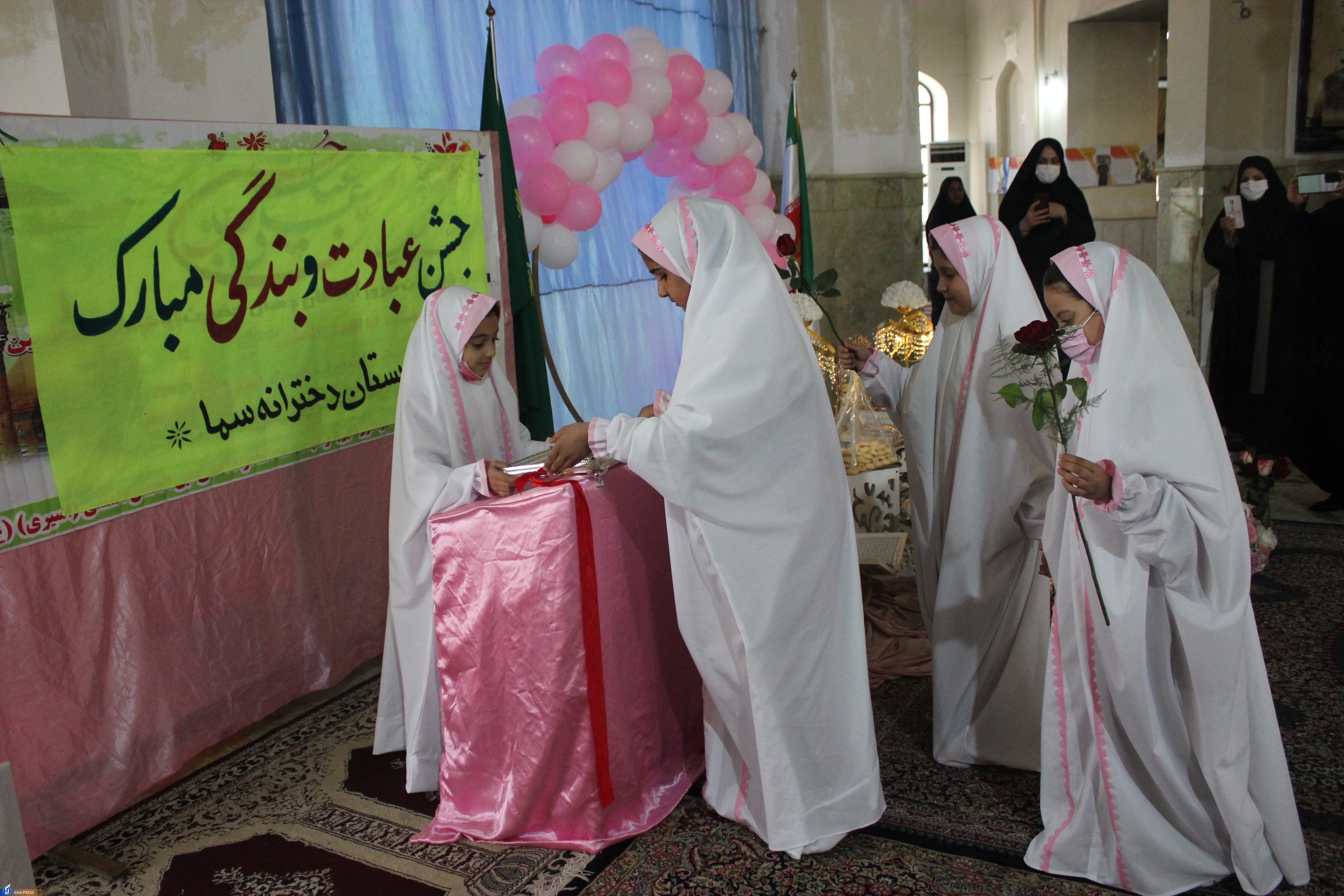 جشن دختران سمایی در میهمانی بندگی معبود