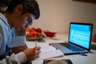 دستورالعمل جدید وزارت علوم؛ آموزش مجازی به همراه آرشیو و کلاس‌های آفلاین ادامه می‌یابد