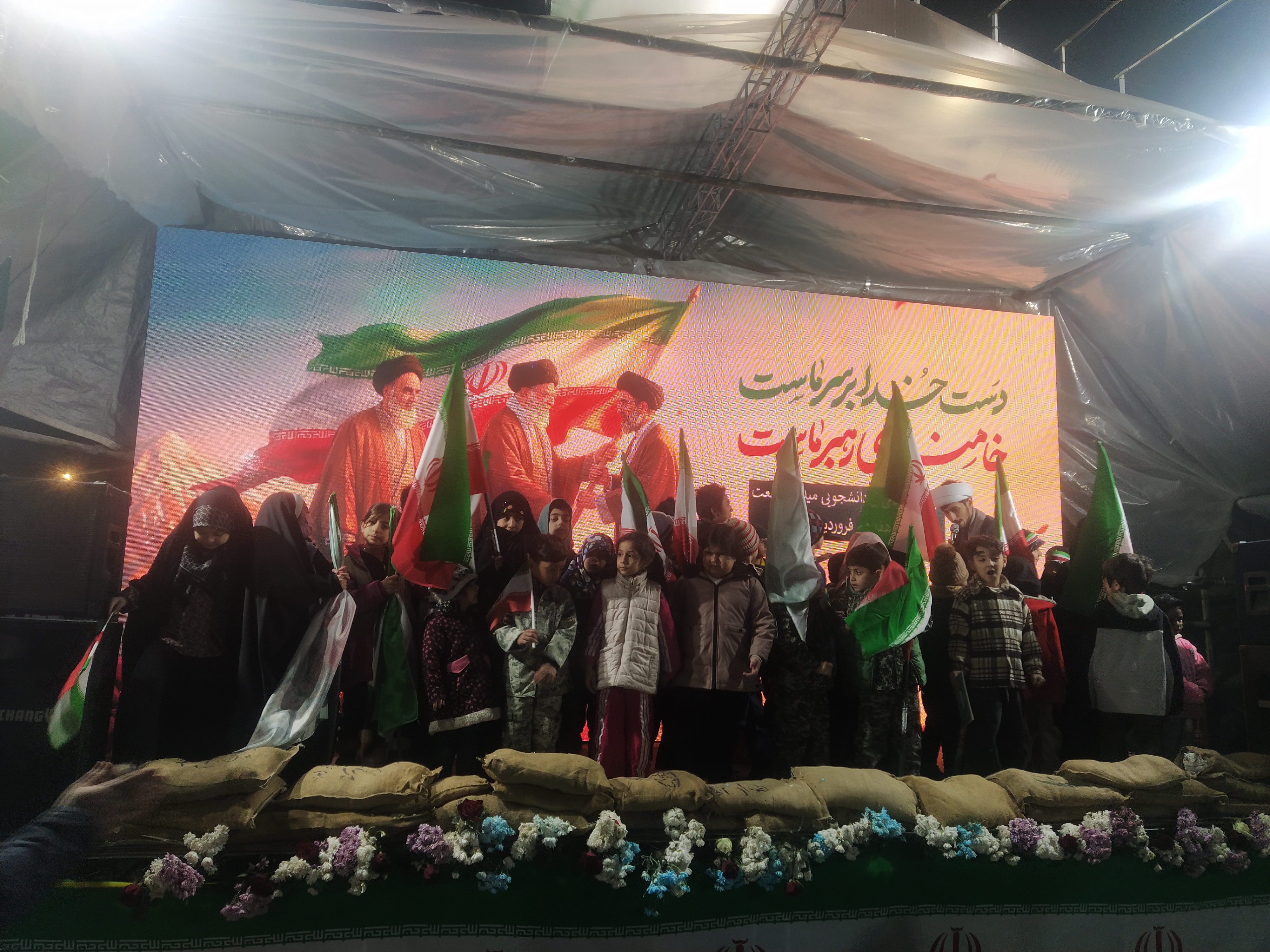 حضور پرشور دانشگاهیان و مردم در میعادگاه شبانه واحد تهران غرب حضور پرشور دانشگاهیان و مردم در میعادگاه شبانه واحد تهران غرب