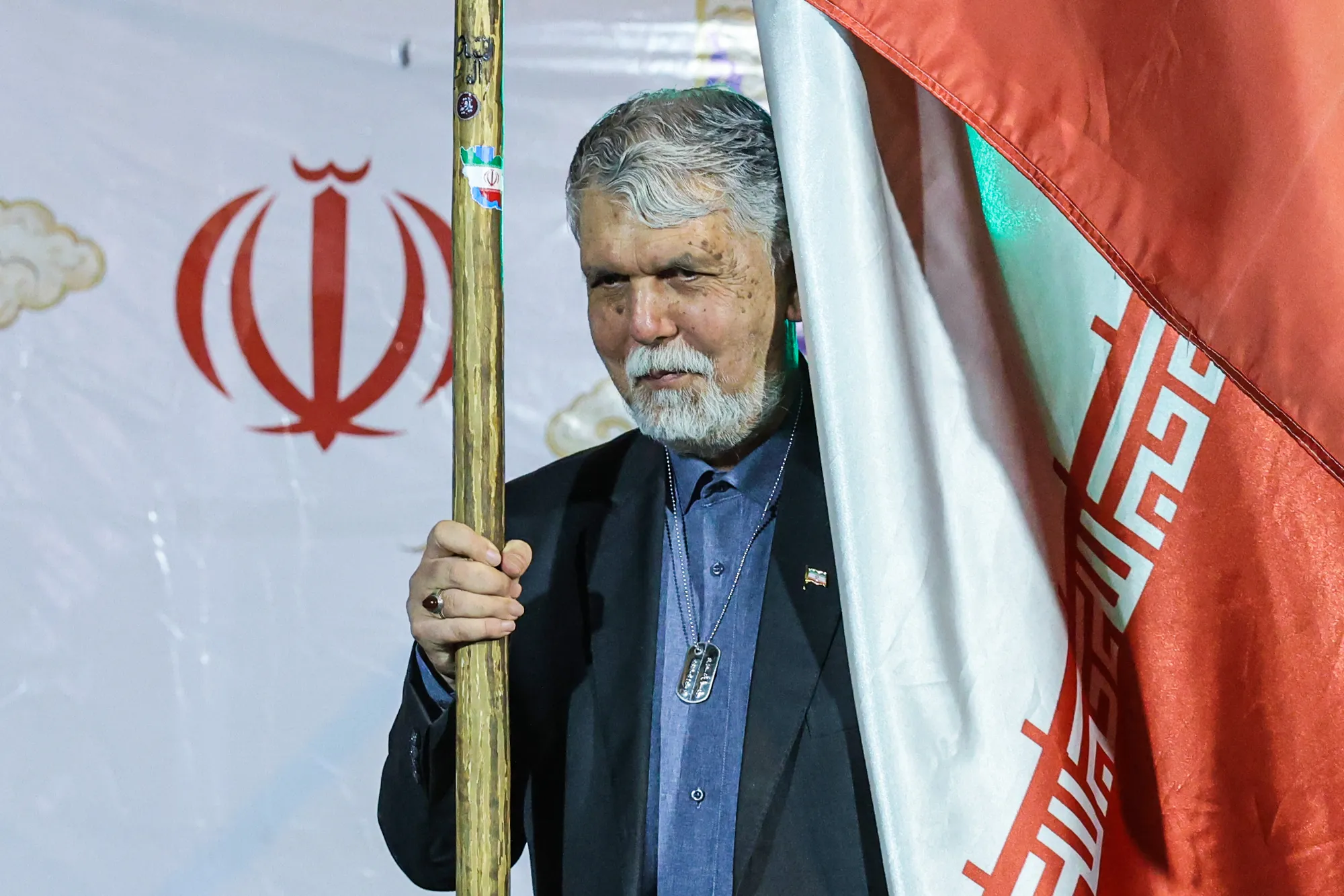 پرچم‌داری وزیر ارشاد در چهاراه ولیعصر(عج)